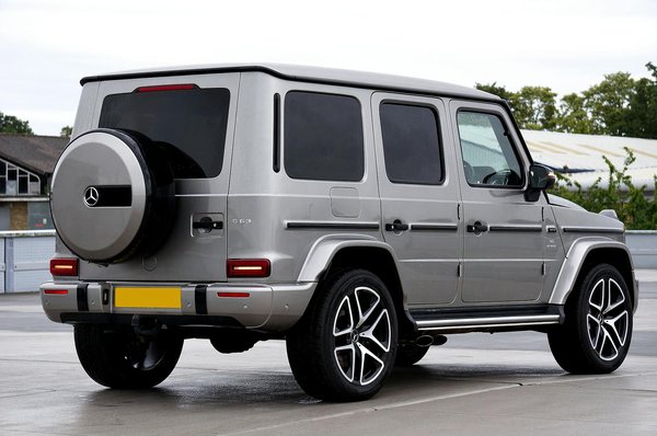 Louez un minibus 9 places pour vos trajets en toute simplicité